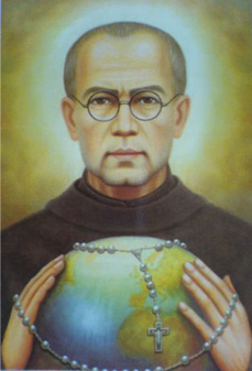 Św. Maksymilian Kolbe z różańcem i globusem w rękach