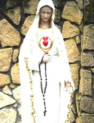Figura Maryi z Nieokalanym Sercem i różańcem